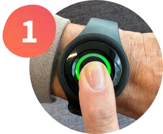 Uma mão desenhada pressionando um botão com o dedo.