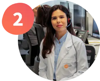 Uma atendente da TeleHelp desenhada com um headset.